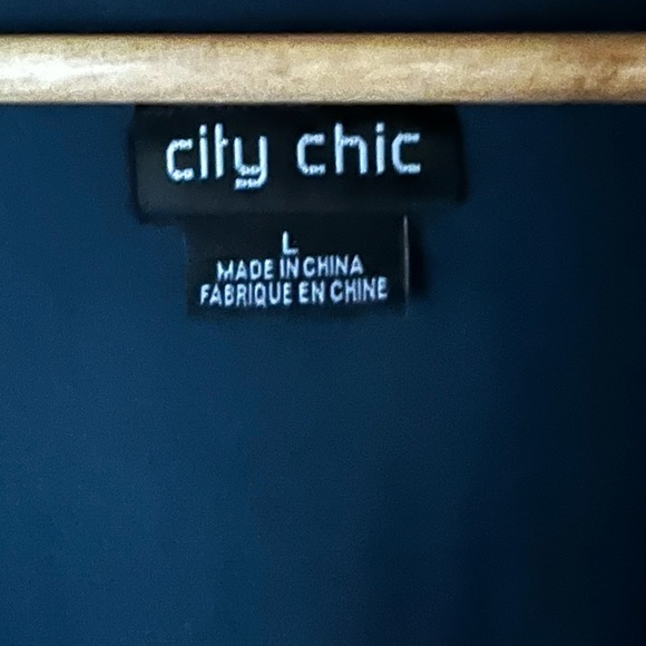 City chic emerald green top. Size L (20) flowing sleeves. Elastic at the back - Picture 9 of 11